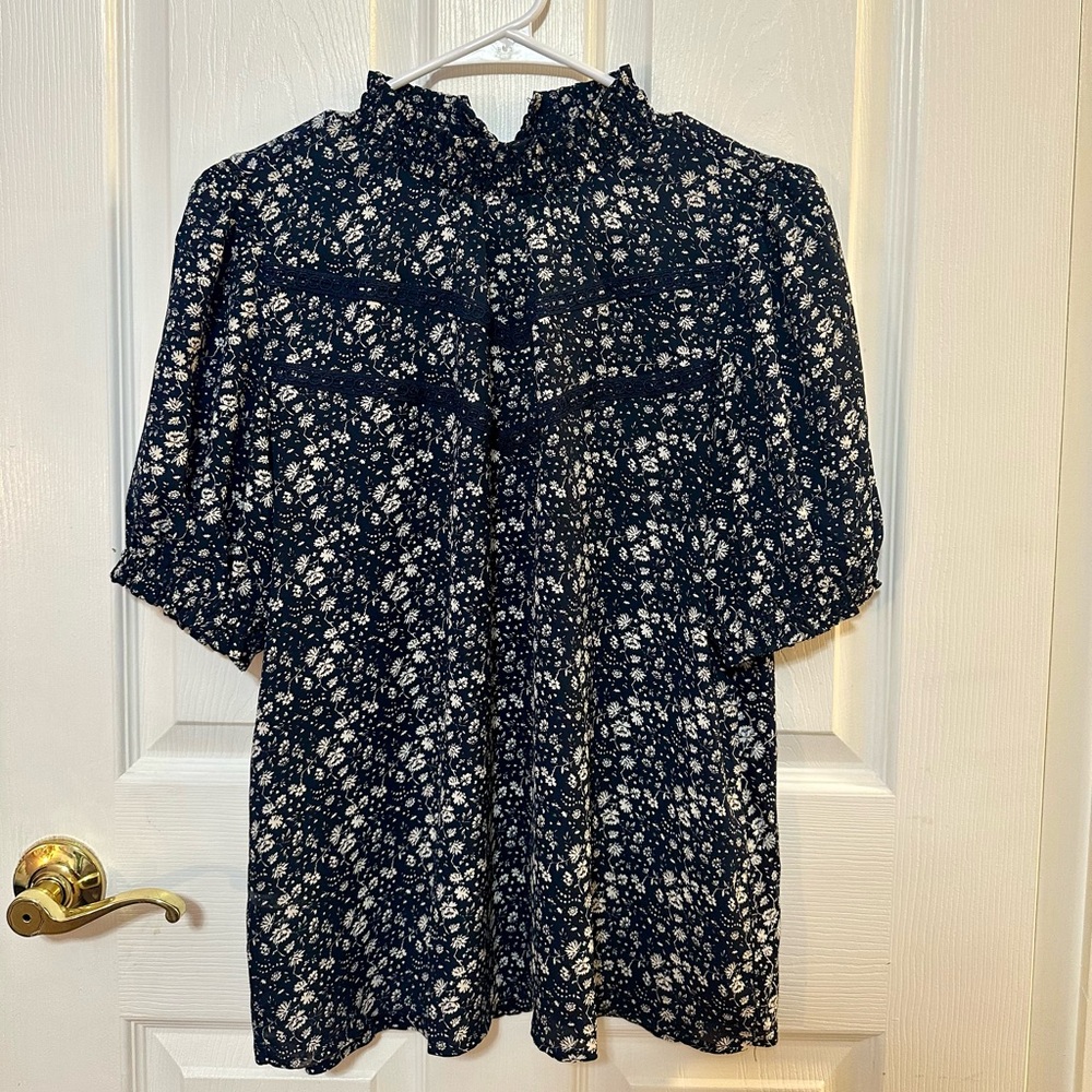 Loft Medium Navy Floral Ditsy Design Short Sleeve Ruffle Neck Women’s Blouse